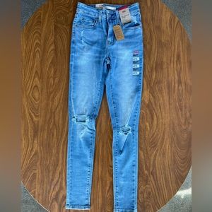 25x30 Levi’s High-Rise Skinny jeans